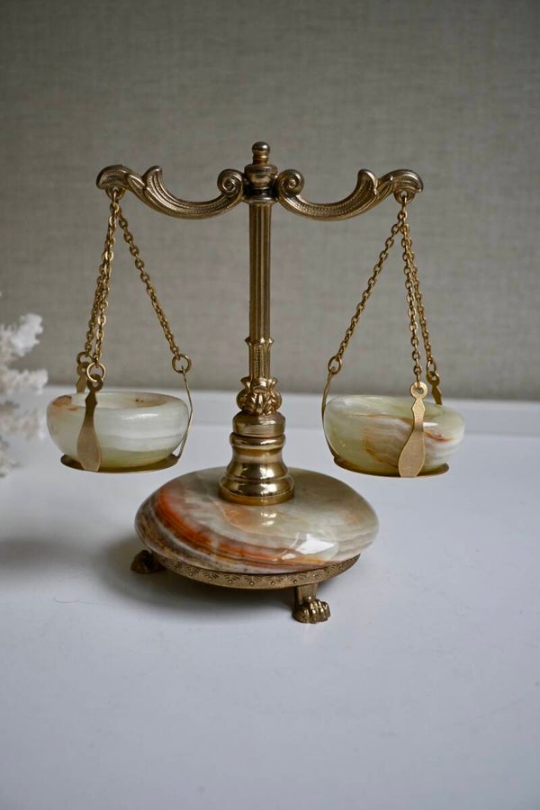 Weegschaaltje van marmer en messing