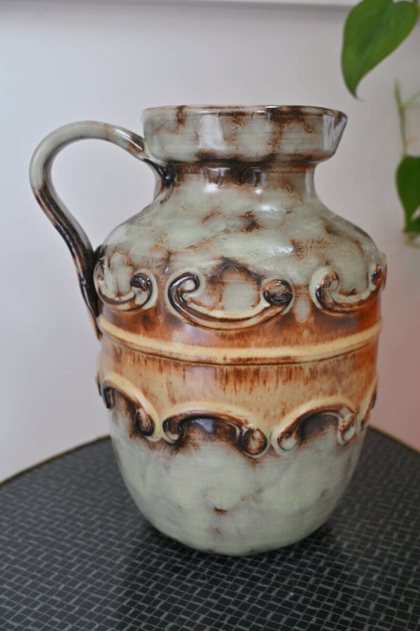 Mooi Met Relief En Glazuur Gedecoreerde Vaas Schenkkan