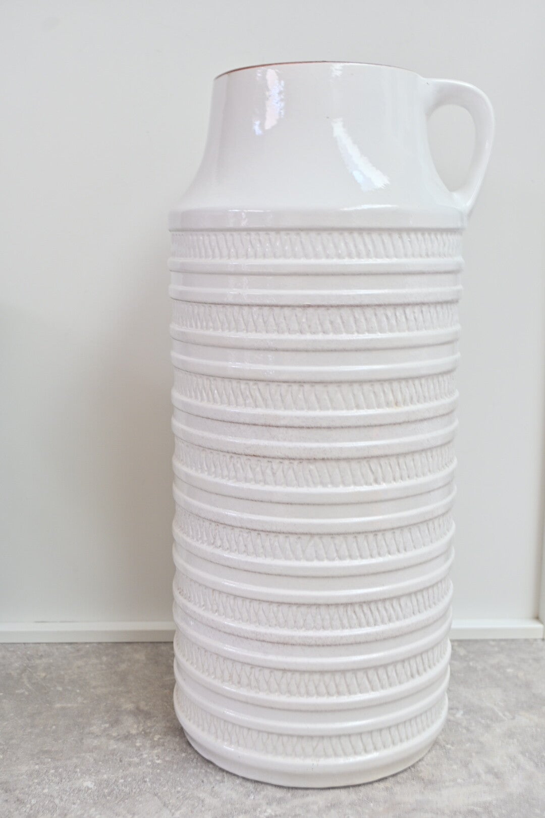 Carstens West-Germany vaas Met Relief decor Wit Geglazuurd.