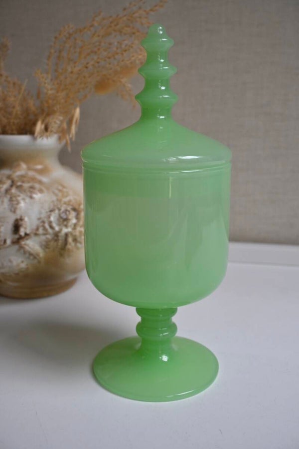 Prachtige Bonbonniere van groen Opaline Muranoglas
