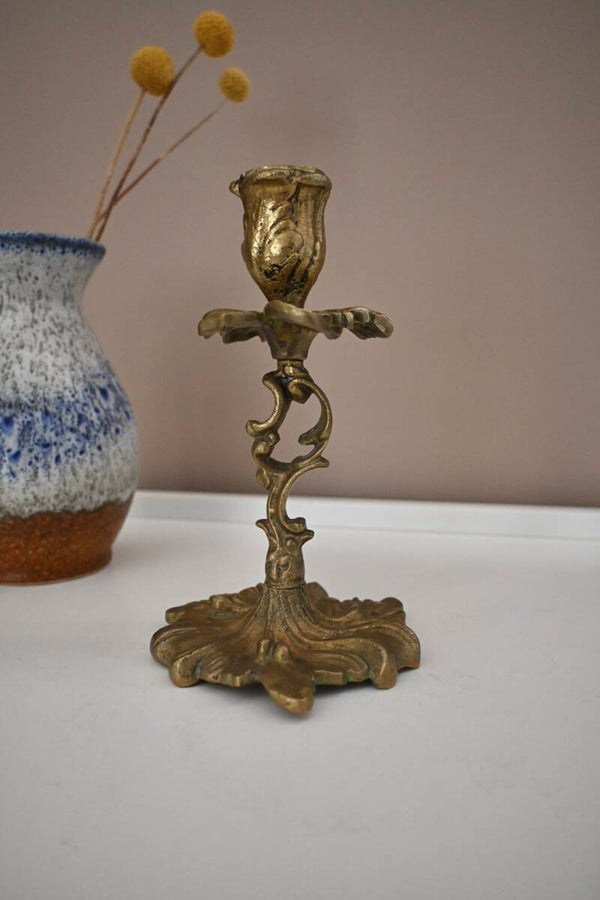 Messing kandelaar uitgevoerd in een sierlijke Rococo stijl