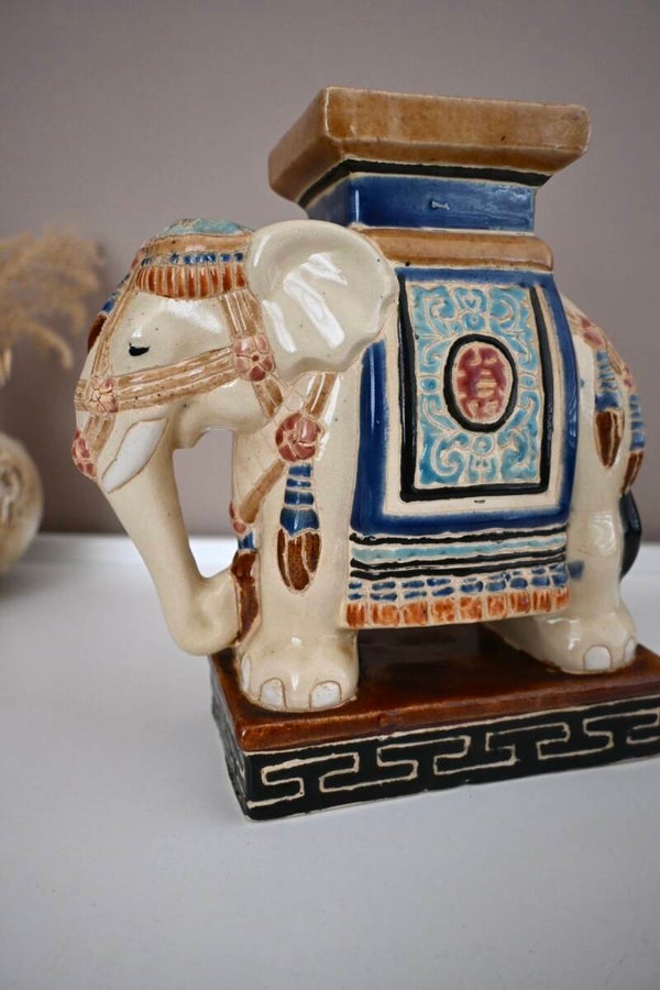 Olifant van keramiek met Aziatische motieven
