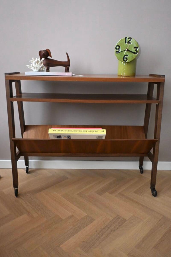 Vintage bijzettafel met lectuurbak/krantenbak