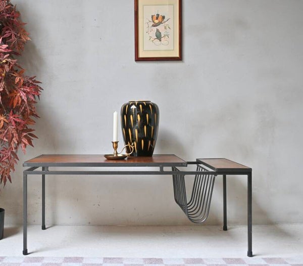 Vintage koffietafel zwart metalen frame en teak fineer blad.