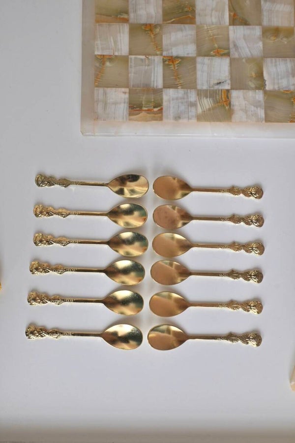 12 goudkleurige theelepeltjes met bloem