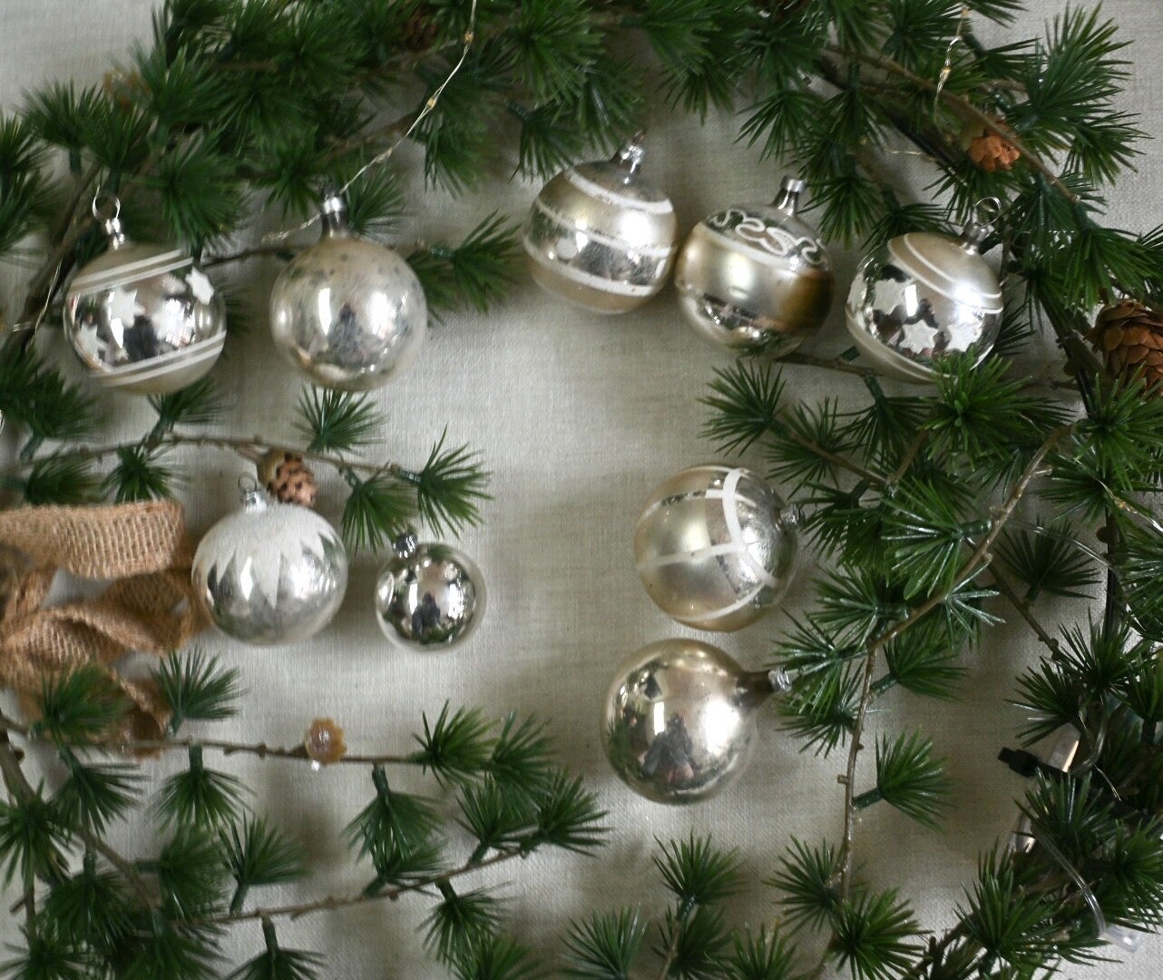 Mooie set van 9 zilveren antieke kerstballen