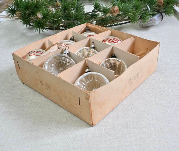 Mooie set zilverkleurig met rode antieke kerstballen