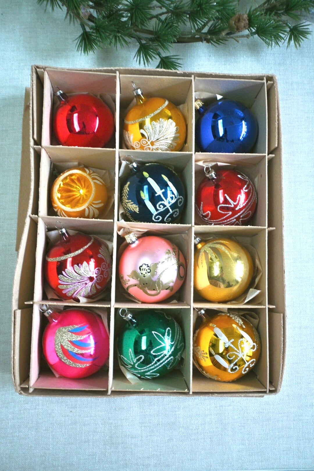 Grote doos met grote gekleurde antieke kerstballen