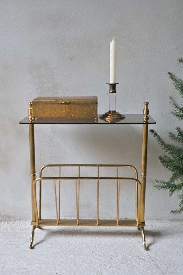 Elegante bijzettafel en lectuurbak ineen