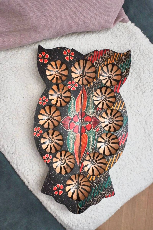 Prachtig houten mancala-bord/Dakon congklak