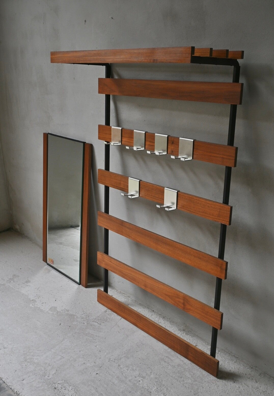 Teak wandgarderobe met losse spiegel