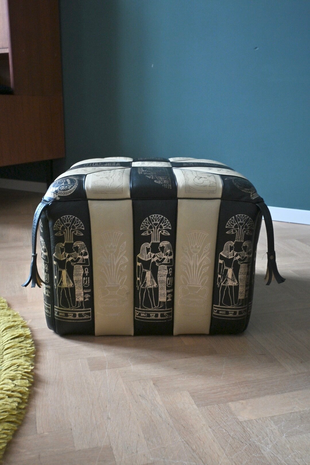 Vintage poef/hocker met Egyptische motieven