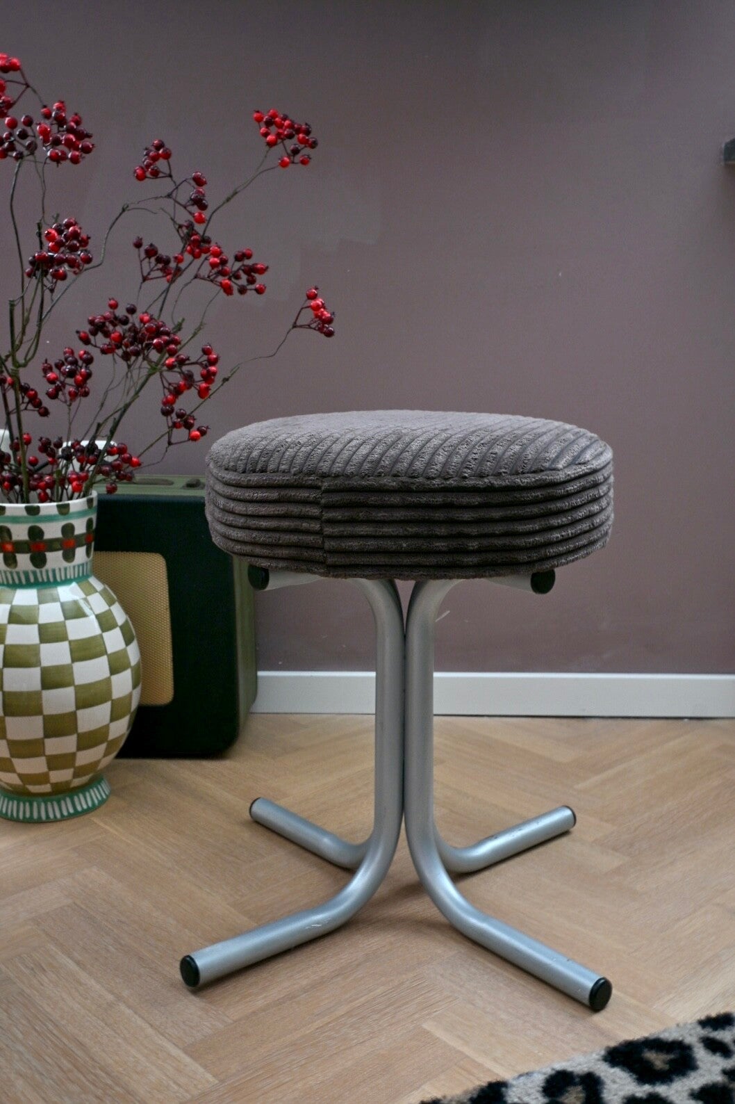 Vintage kruk met corduroy ribstof