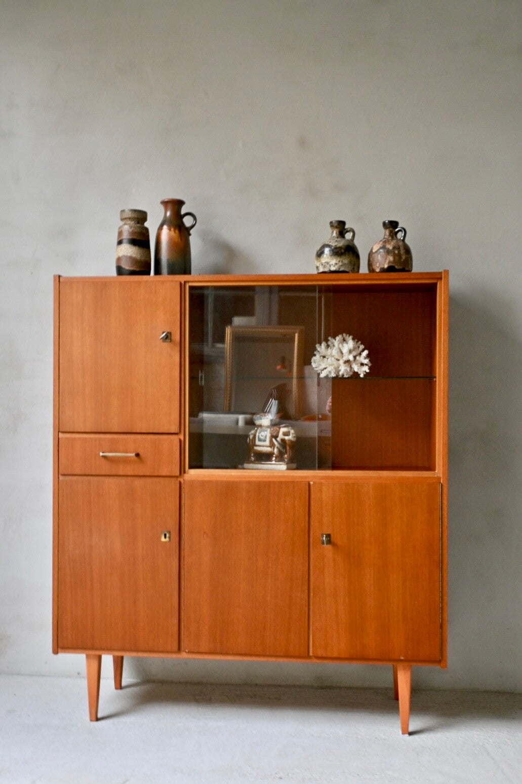 Mid-century modern jaren '50 en '60 highboard/ vitrinekast gemaakt van teakfineer