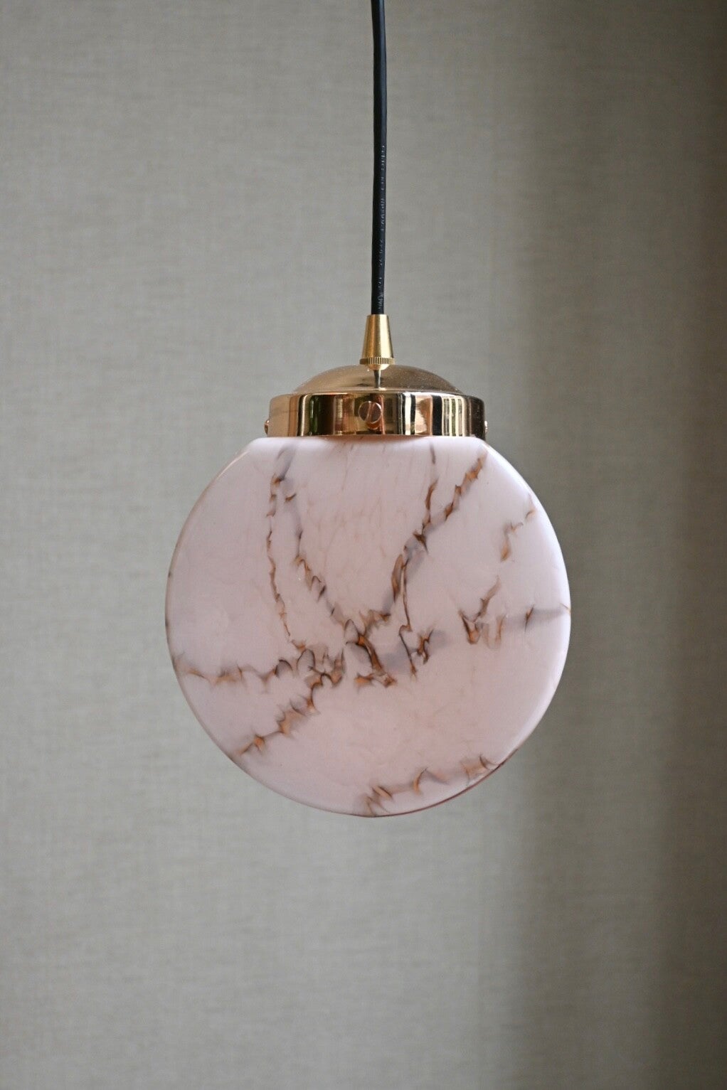 Art Deco hanglamp met lichtroze gemarmerd glas
