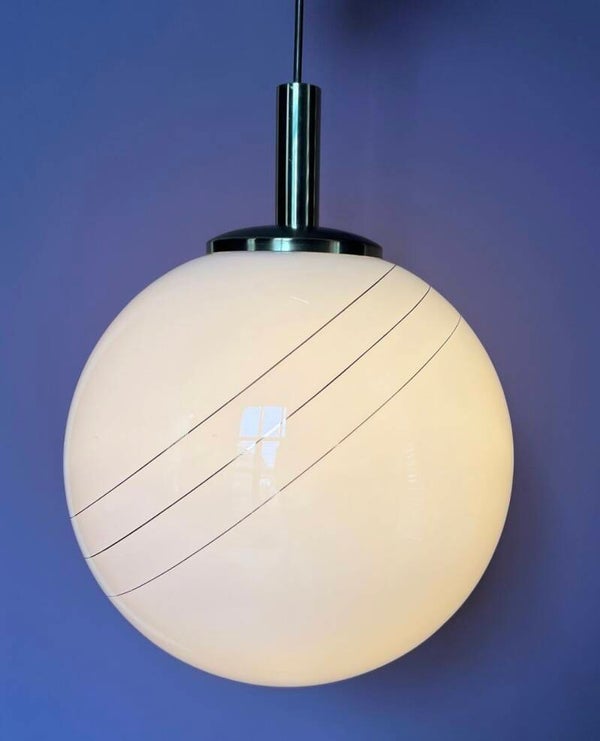 Prachtige Glazen Bollamp wit Opaline glas met Gouden Bies uit de Jaren 60