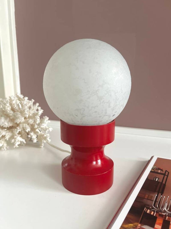 Leuk tafel bollampje met rode gedraaide houten voet