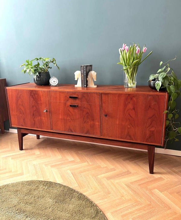 Vintage Lowboard “zwevend“ boven het onderstel
