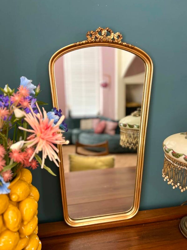 Sierlijke spiegel met gouden striklijst