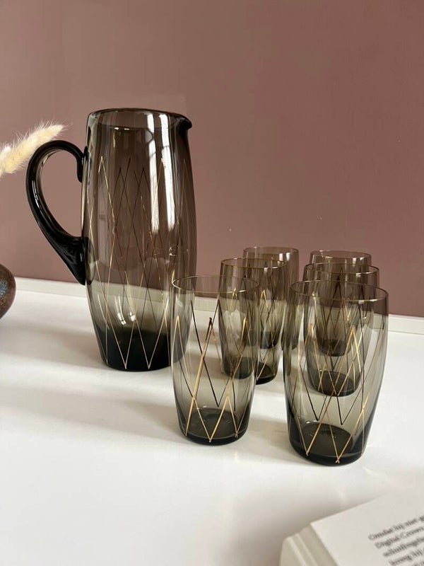Mooie vintage  rookglazen waterkan met 6 glazen
