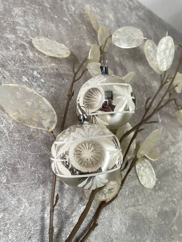 Set van 2 Antieke Kerstballen Deukbal Zilver Besneeuwd 6cm (#23005)