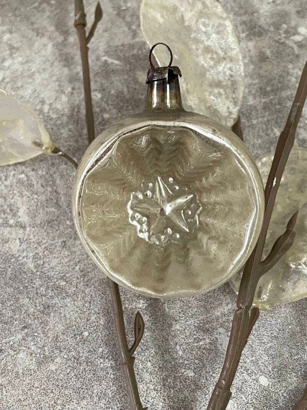 Antieke Deukbal Kerstbal Zilver Wit 5cm