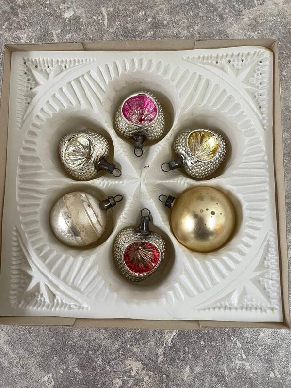 Set van 6 Antieke Vormballen Kerstballen Hart Framboos Zilver Deukbal