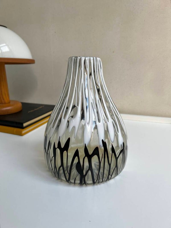 Pracht van een glazen vaas met organisch ogende glasbewerking