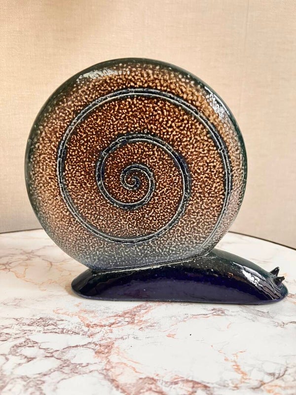 Decoratieve slak van keramiek