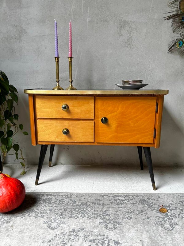 Tof kastje op hoge pootjes met messing sokjes