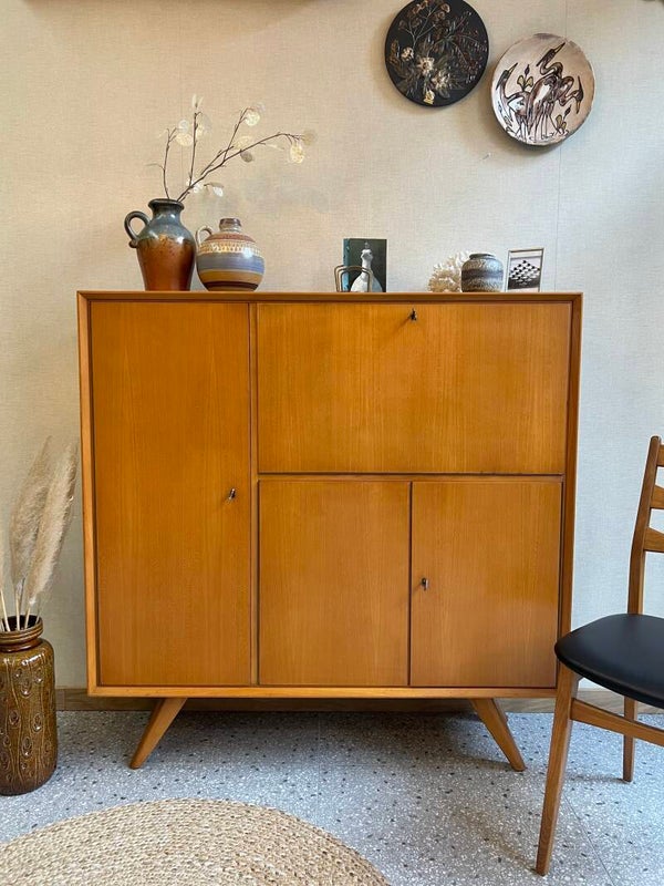 Jaren 60 Highboard met secretaire in beukenfineer uitgevoerd.