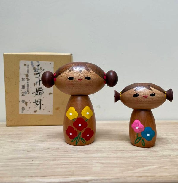 Set van 2 Komeshi Poppen “Yosage Zussen” van meester Kato Masamisaku.