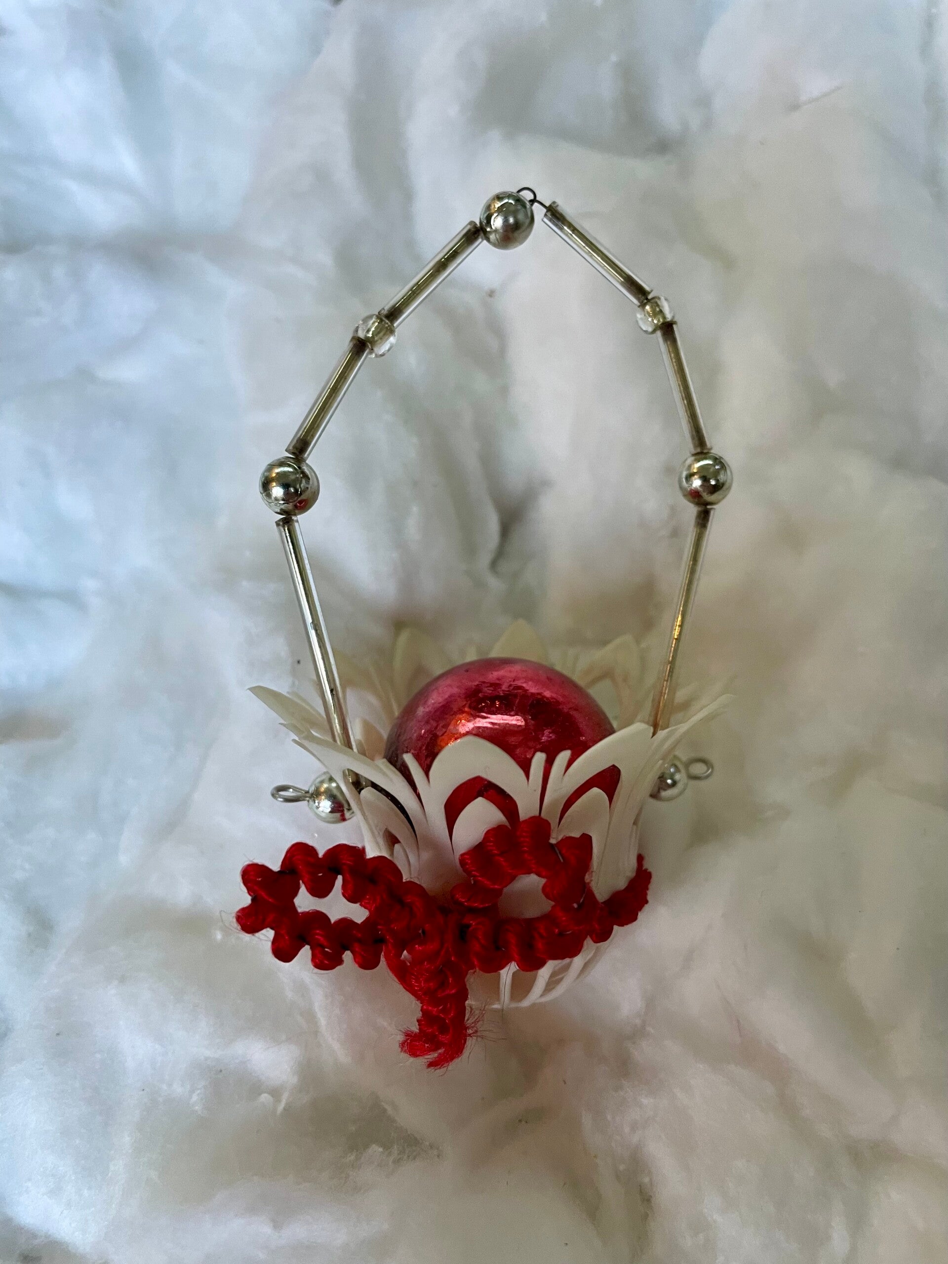 Oude Gablonzer Kerst Mand met Bal en strik 10cm (24055)