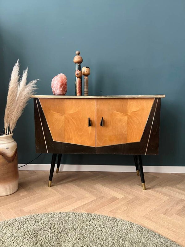 Jaren 50 Dressoir in Rockabilly-Stijl met Glazen Bovenblad