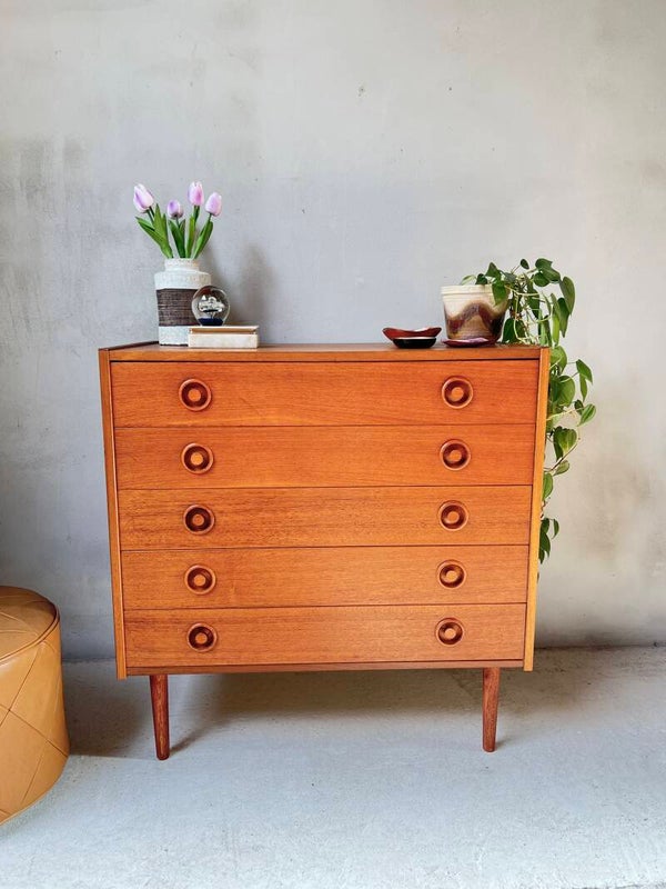 Deens design teak fineer ladekast met 5 lades.