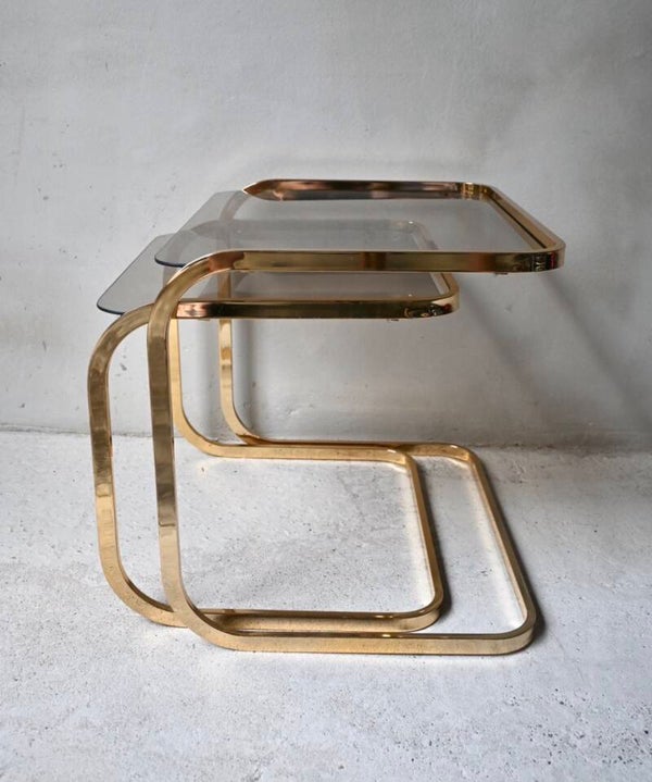 Vintage messing bijzettafels met rookglas in de stijl van Milo Baughman jaren 70