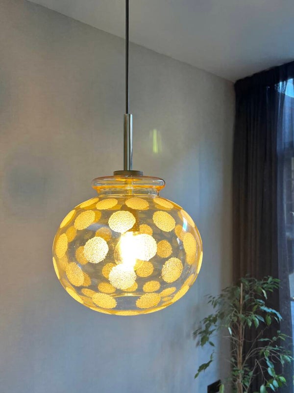 Leuke vintage hanglamp met rookglas en messing armatuur