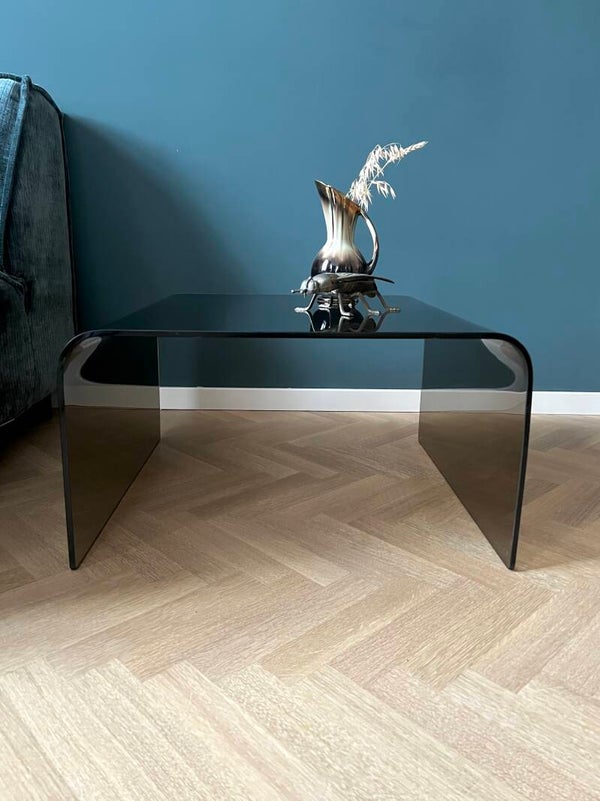 Prachtige bijzettafel van gebogen rookglas