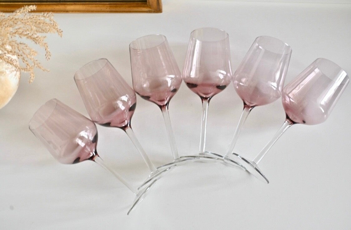 Roze wijnglazen op transparant glazen voet