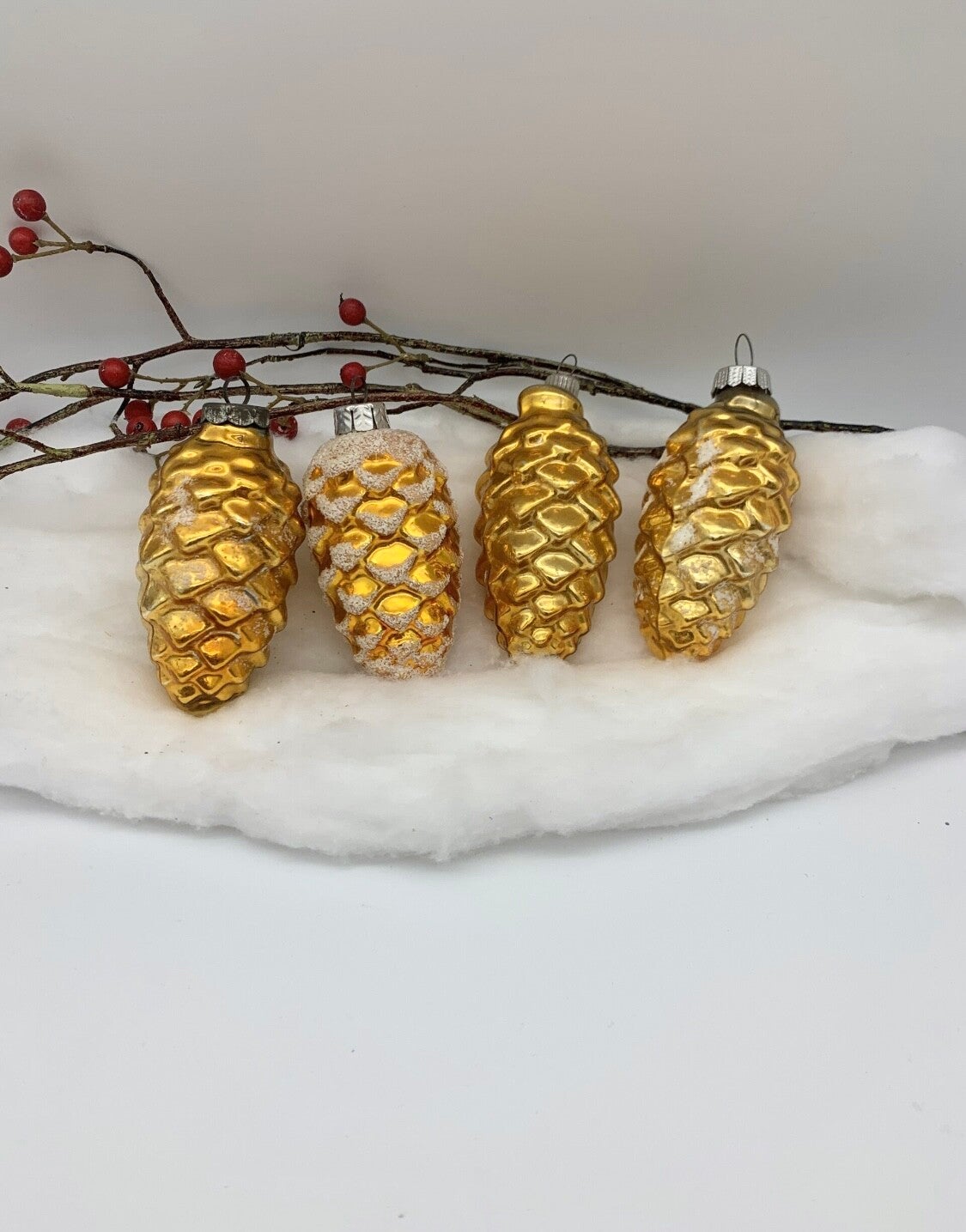 Set van 4 antieke kerstballen vormballen Dennenappels goud 10cm