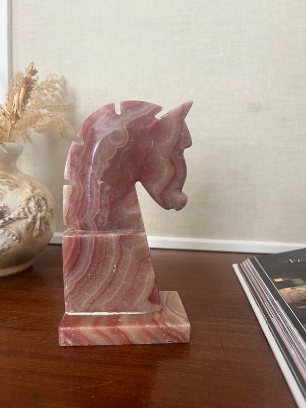 Marmeren sierlijke onyx boekensteun paard
