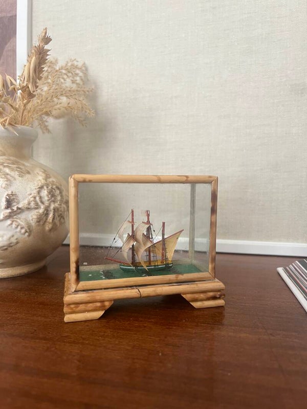 Onwijs mooi miniatuur van een schip in klein vitrinekastje