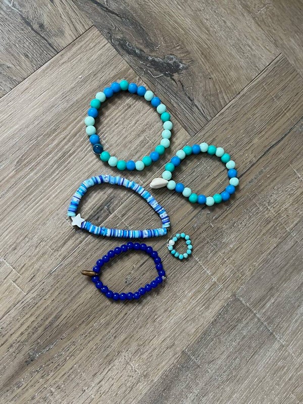 Set blauw met 4 armbandjes en een ring