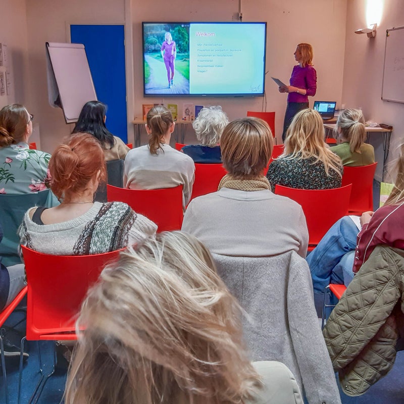 Postpartum coach Linda Eijsink deelt haar ervaring met sombere gevoelens na de geboorte met professionals