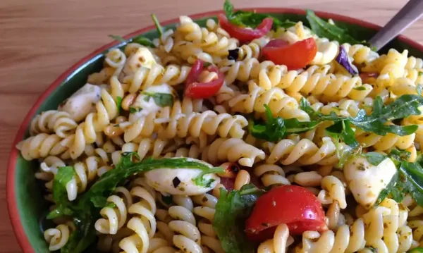 Huisgemaakte koude pastasalade