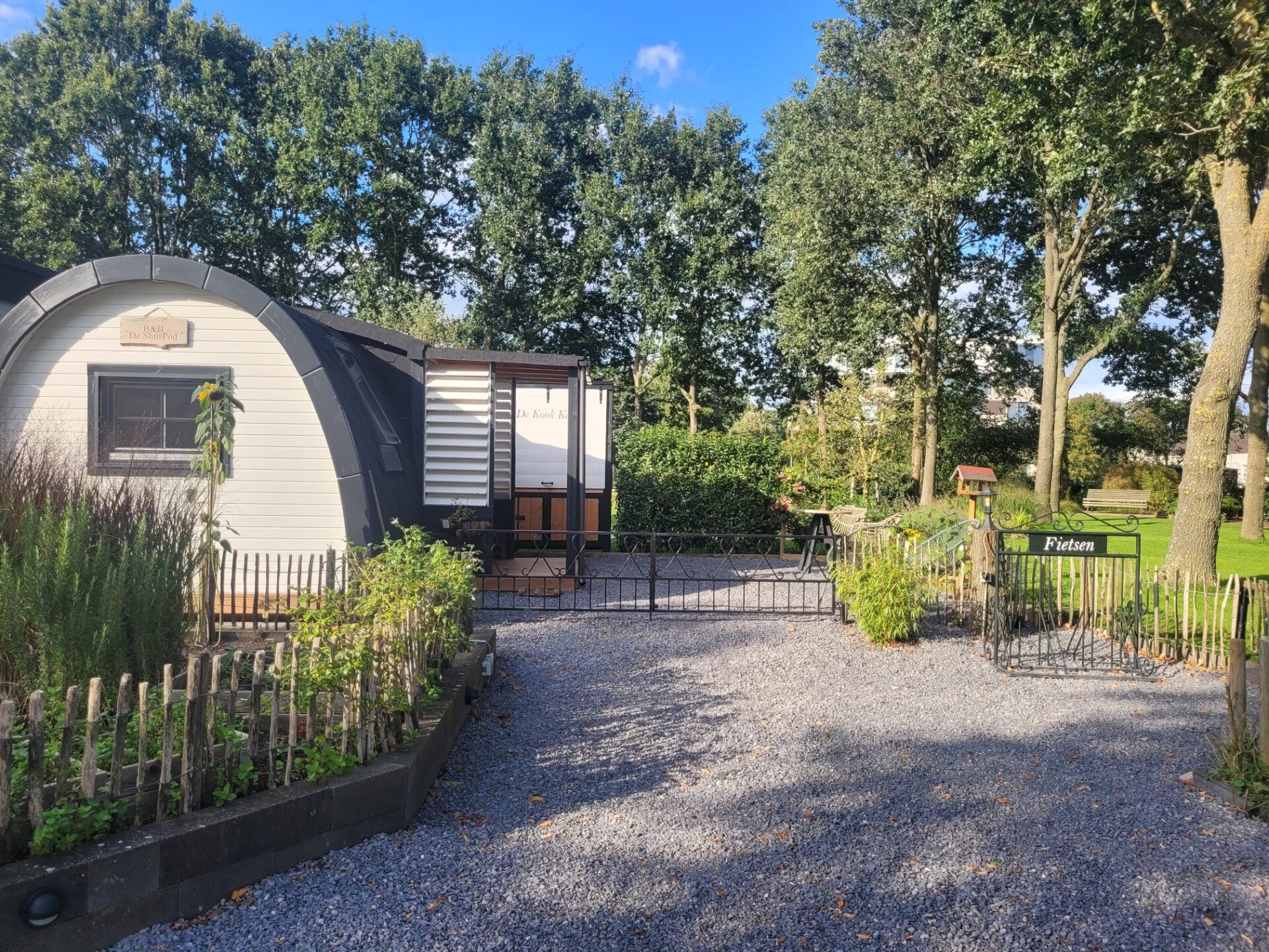 Vooraanzicht B&B De SluisPod met eigen oprit