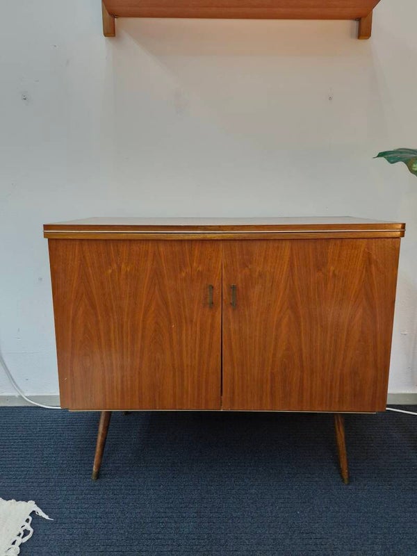 Vintage tv kastje op ronde pootjes