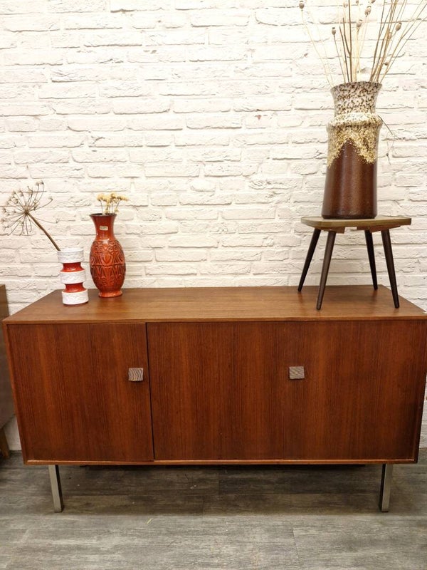Vintage dressoir strakke greep metalen pootjes 70s