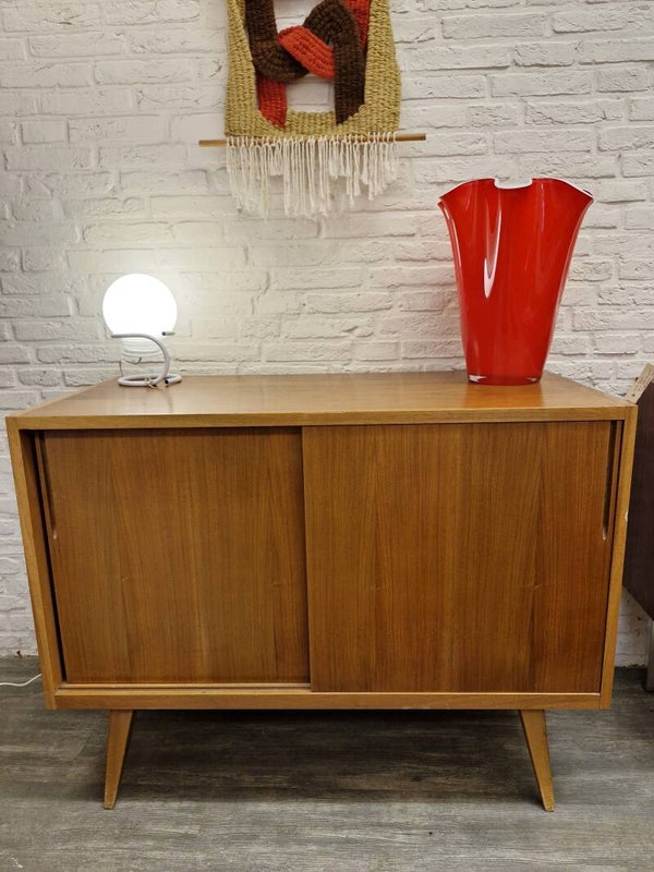 Vintage kastje / dressoir greeploze schuifdeurtjes