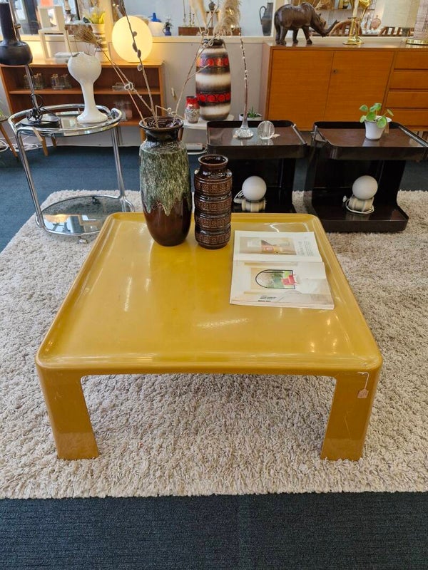 Salontafel space age B&B Italia Amante 70s okergeel